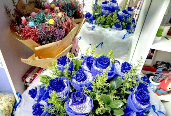 蓝色妖姬代表什么寓意？花语背后的故事是什么？