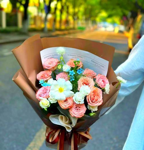 不同色系玫瑰花的寓意分别是什么？如何选择合适的玫瑰花颜色？