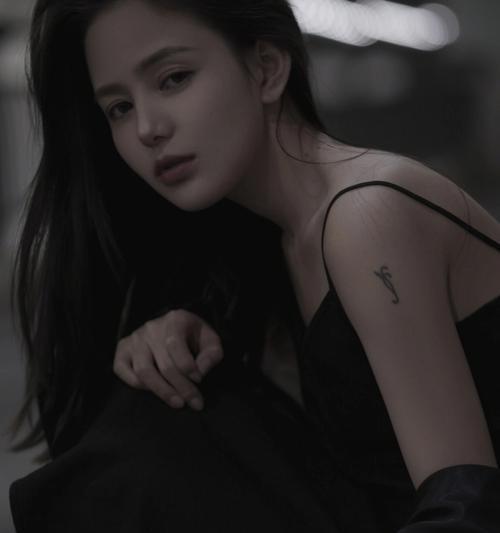 深灰色玫瑰花项圈的含义是什么？它有何特别之处？