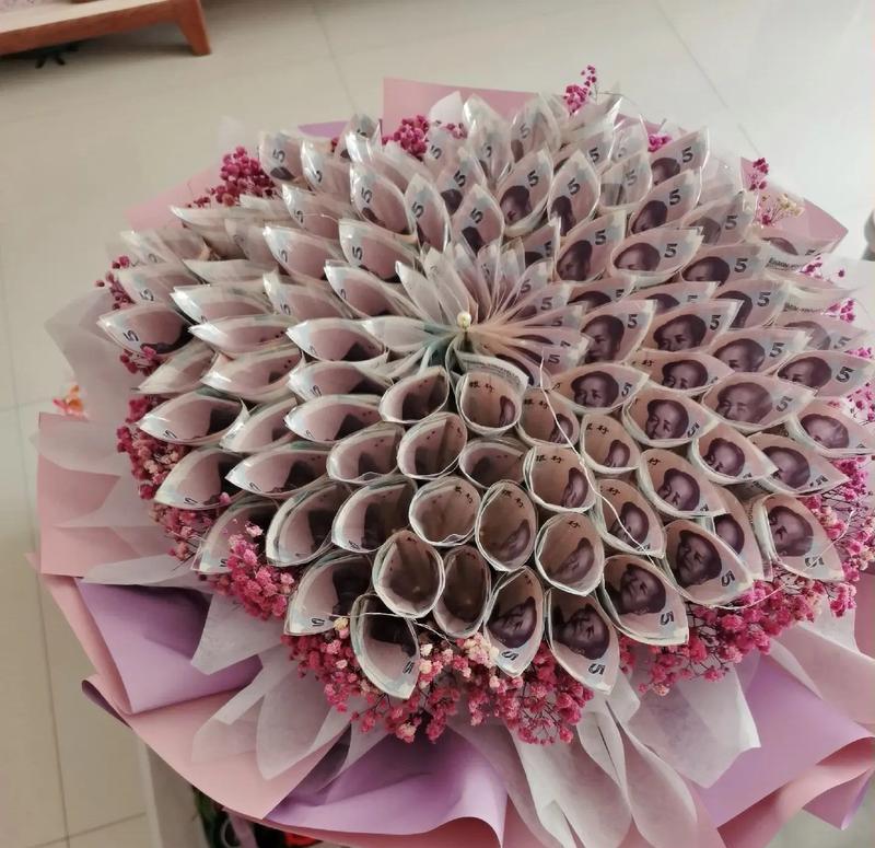 有钱花搭配玫瑰花的寓意是什么？