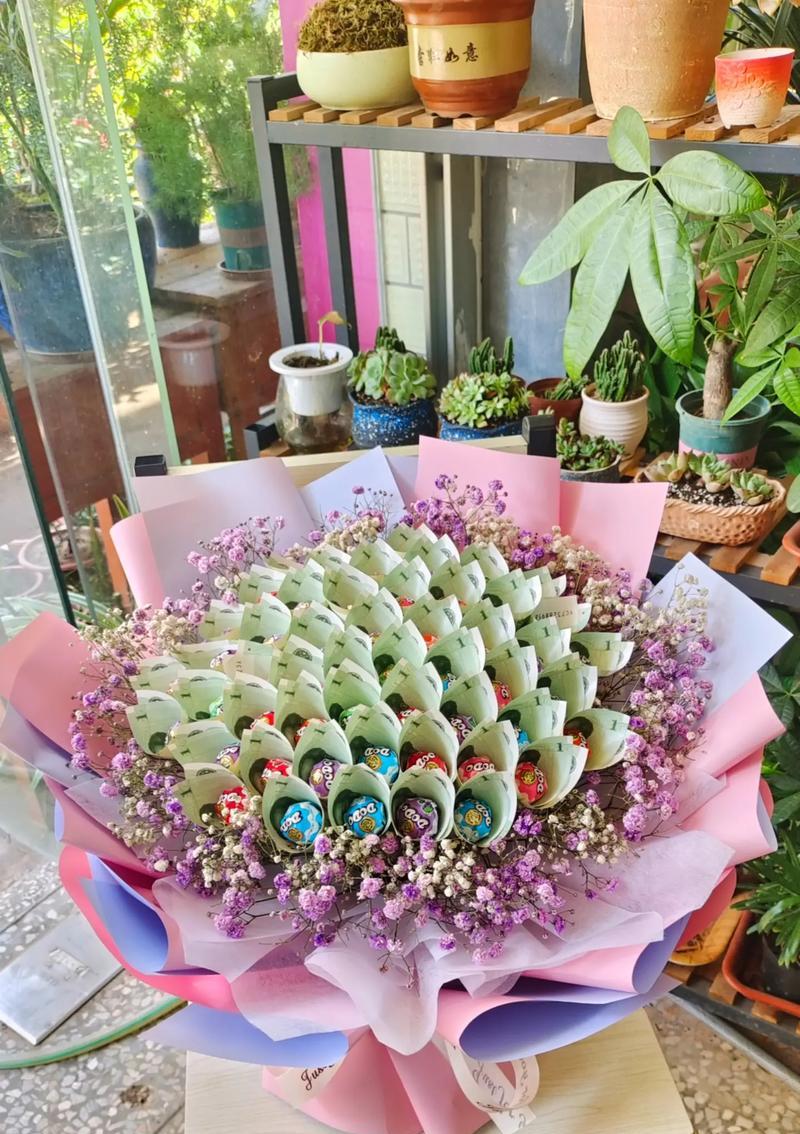 有钱花搭配玫瑰花的寓意是什么？