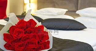 结婚床头上放玫瑰花什么意思？它在婚礼中扮演什么角色？