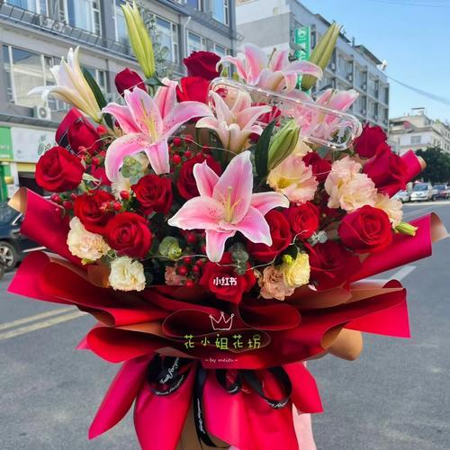 粉玫瑰搭配百合的含义是什么？这种花束代表什么？
