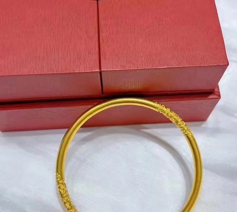 金镯刻玫瑰花寓意什么？金镯上雕刻玫瑰花的含义是什么？
