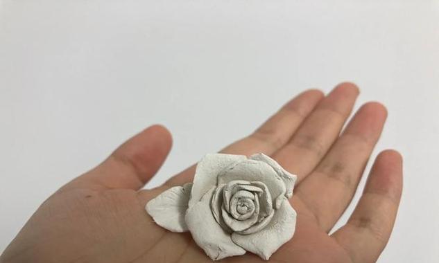 陶艺玫瑰花叶子的形状有何特点？
