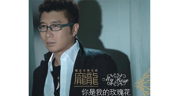 天天送玫瑰花的小伙想表达什么？
