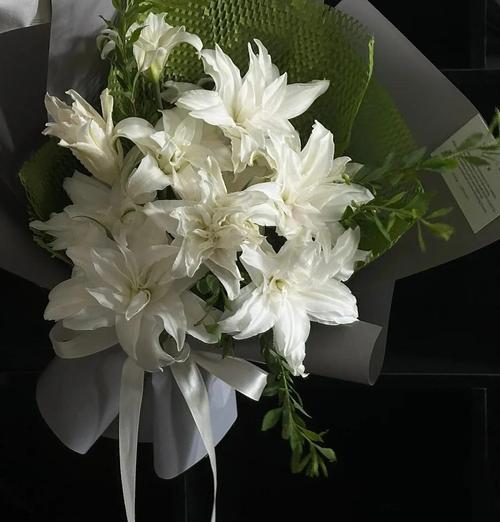 全百合花语的真正含义是什么？它传递了哪些信息？
