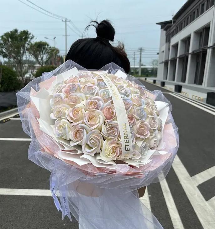 99朵红玫瑰代表什么？送99朵玫瑰花的含义是什么？